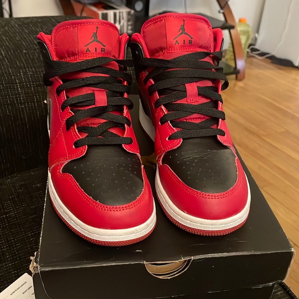 Retro Jordan 1’s red black and white size 7 grade school